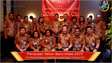 Foto Bersama Pengurus dan KepalaBiro Pada Perayaan Tahun Baru Imlek 2575 di Kantor Pusat BPR Wilis