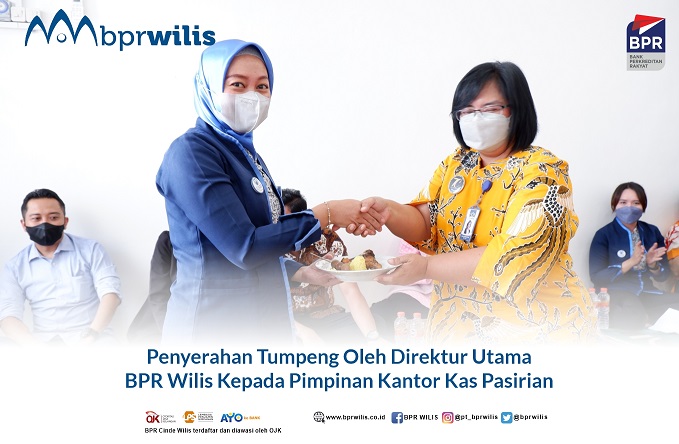 Penyerahan Tumpeng Kepada Pimkas Pasirian