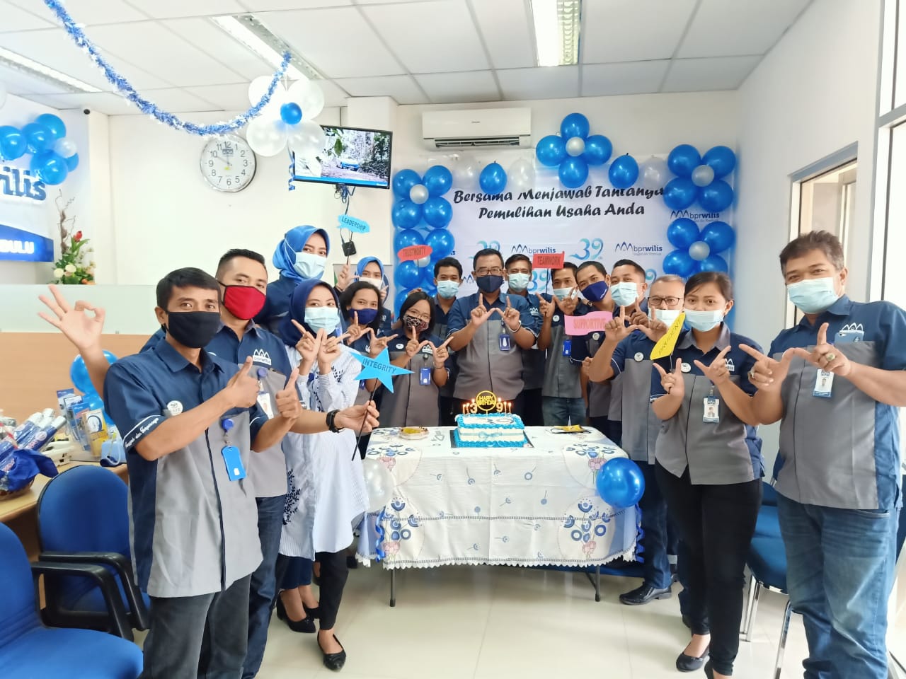Tim Kantor Cabang Ambulu dalam HUT BPR Cinde Wilis Ke-39