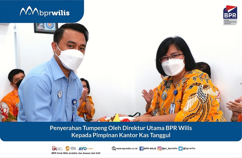 Penyerahan Tumpeng Kepada Pimkas Tanggul