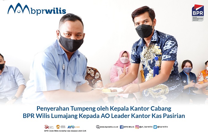 Penyerahan Tumpeng Kepada AO Leader